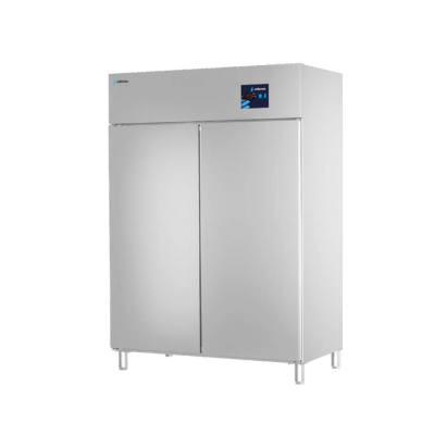 Armario refrigerado industrial de puerta ciega en acero inoxidable AISI 304 de la marca 360 Hostelería en la zona de cocina de un restaurante